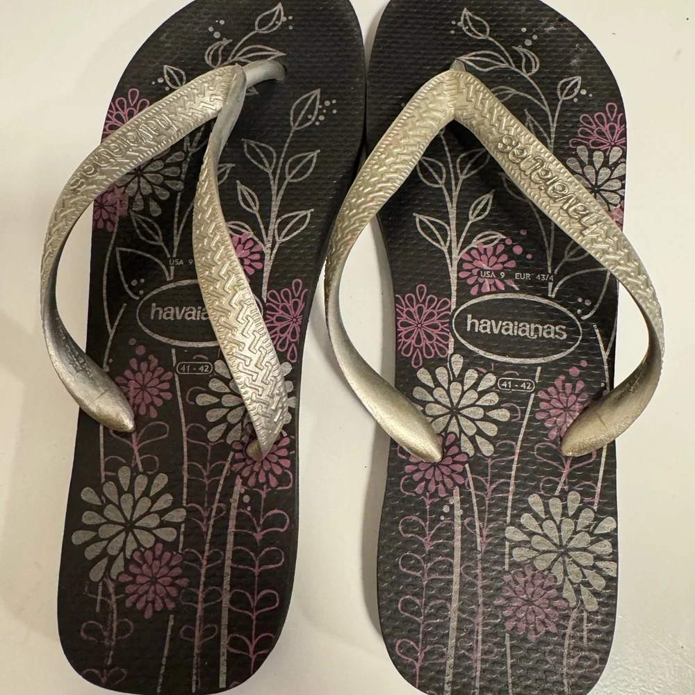 Havaianas Women's Black and Pink Floral Flip Flops - Picture 1 of 3